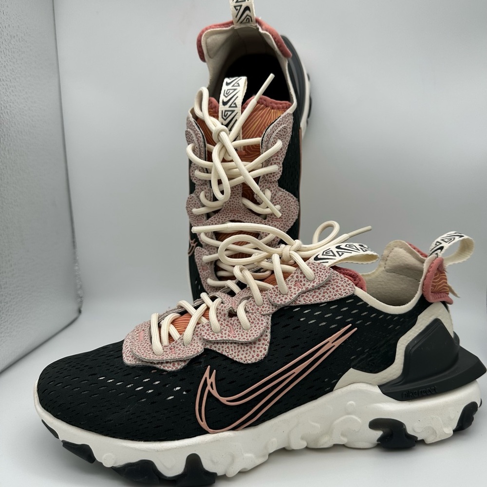 Nike React Vision, size 8.5: Stylish comfort, React tech – seize the trend!👟